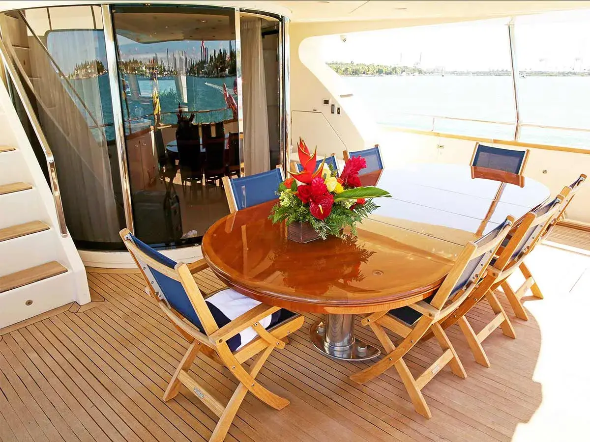 100' Azimut photo 22