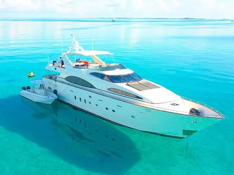 100' Azimut photo 26