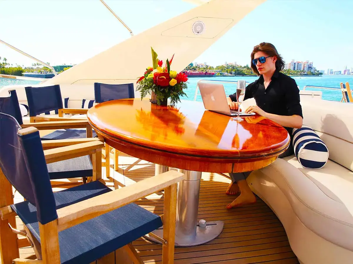 100' Azimut photo 27