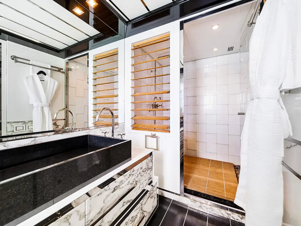 120' Tecnomar photo 4