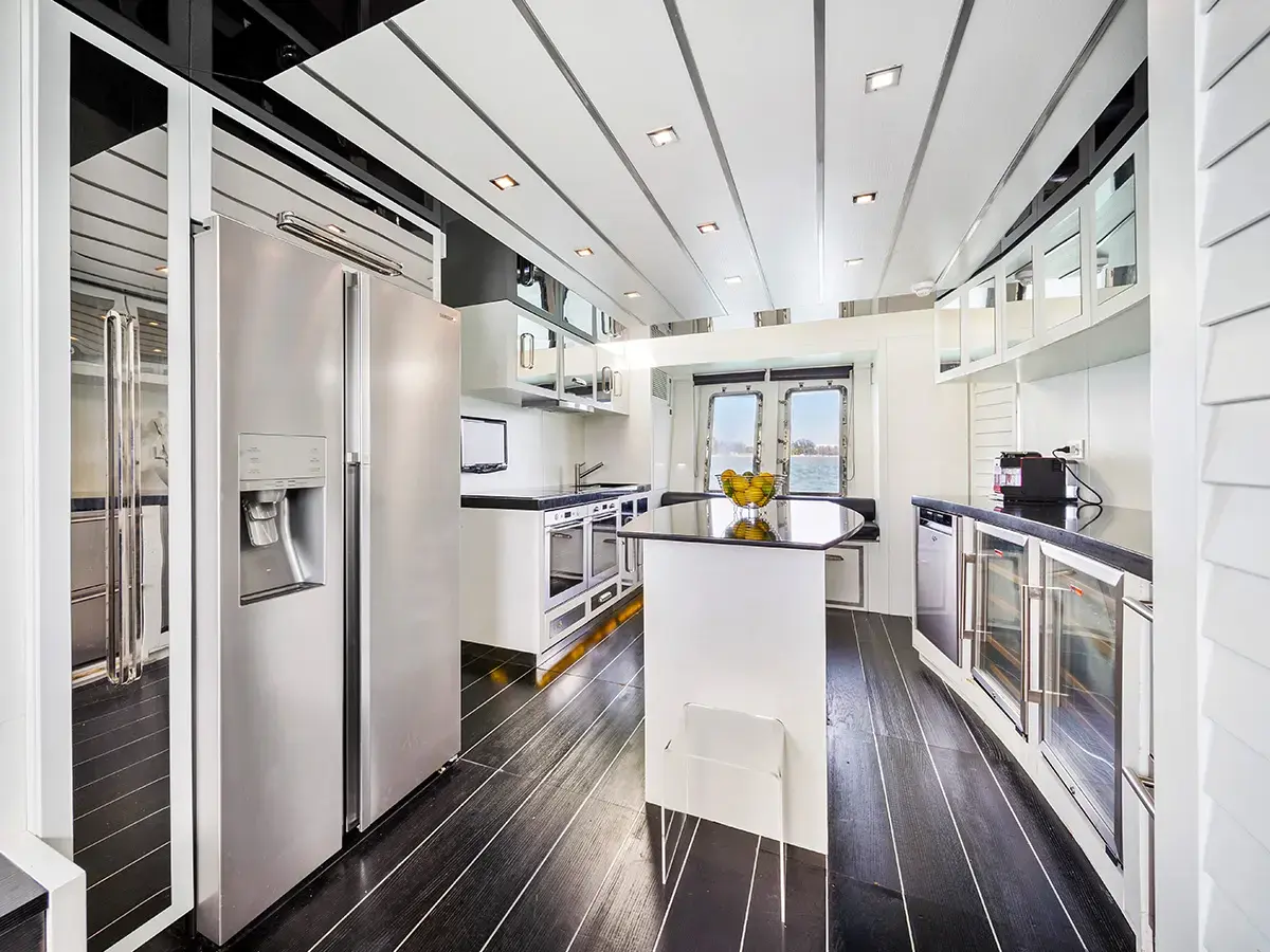 120' Tecnomar photo 30