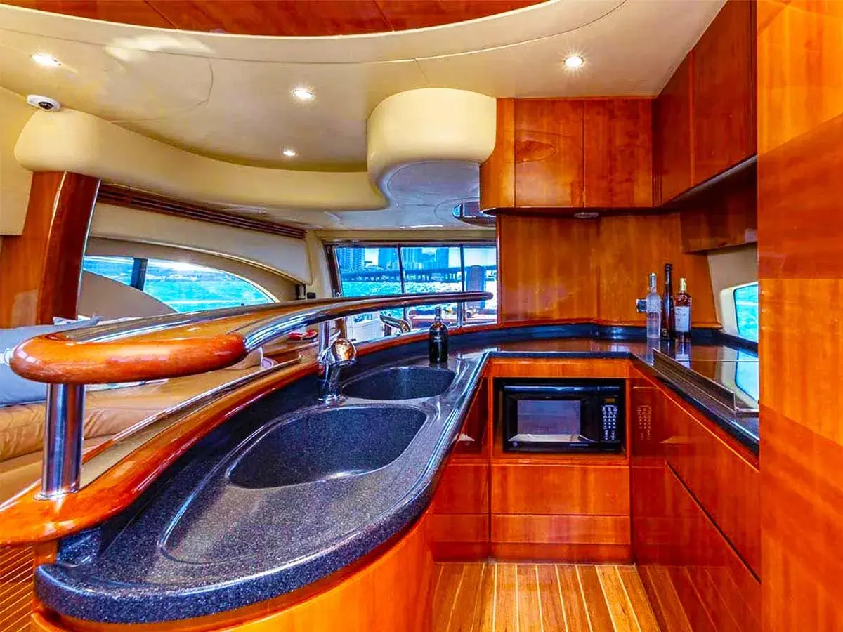 62' Azimut photo 10