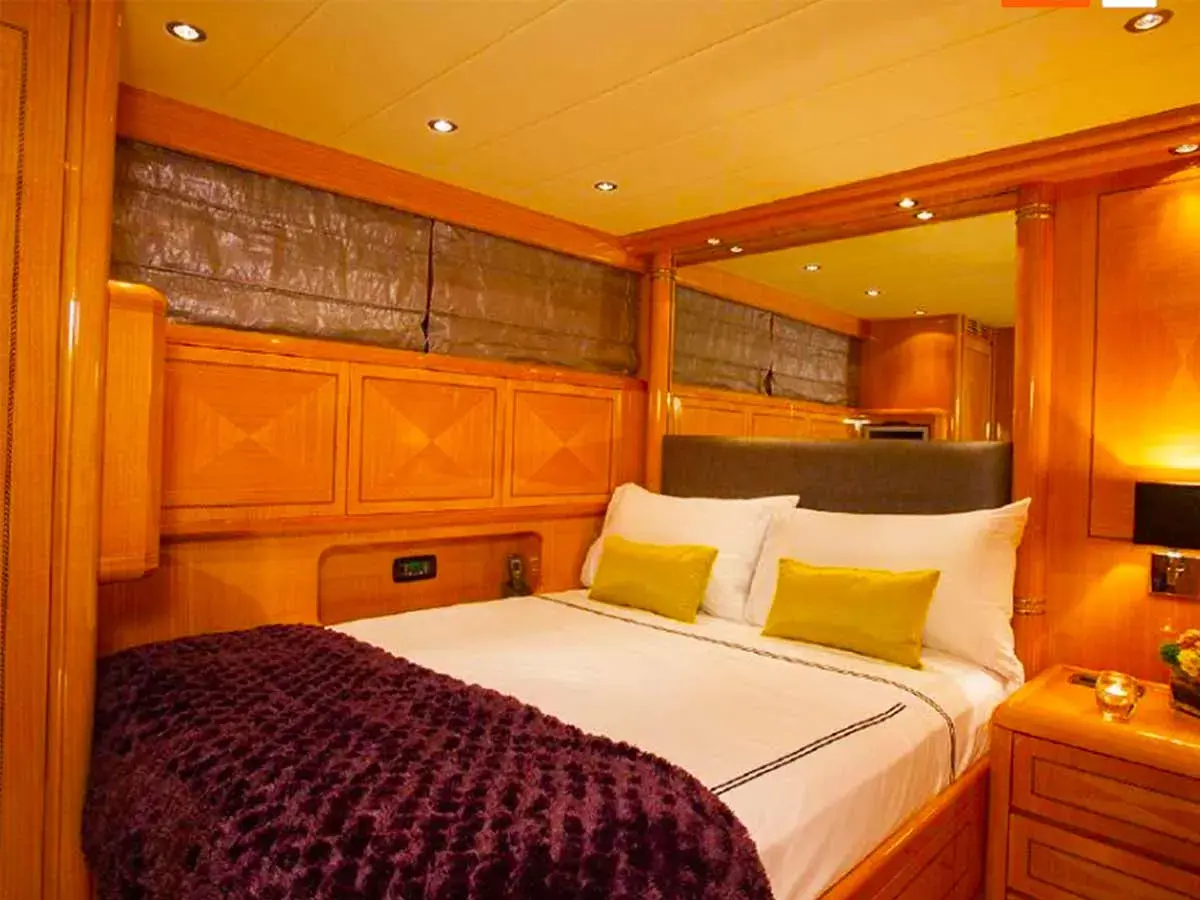 72' Mangusta photo 13